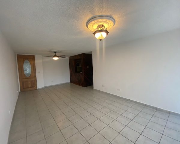 VENDIDO! Cond. La Mancha en Isla Verde- ¡Cerca de todo! (venta)