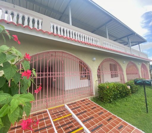 ¡Viva una y alquile la otra! Santa Rosa- Bayamón (Venta)